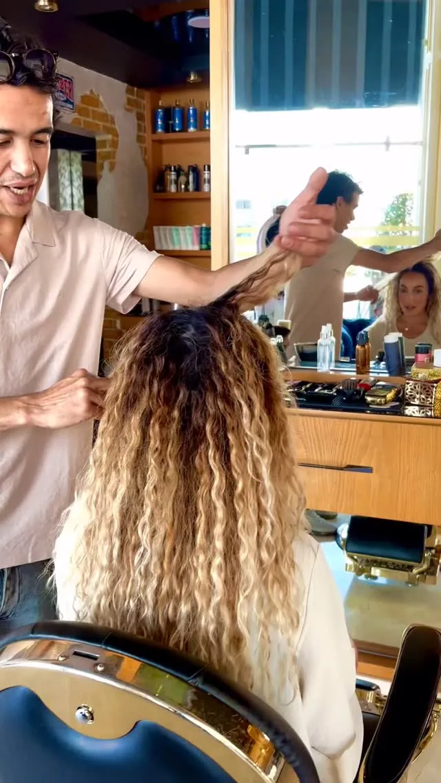 Coiffage de cheveux bouclés au salon femme
