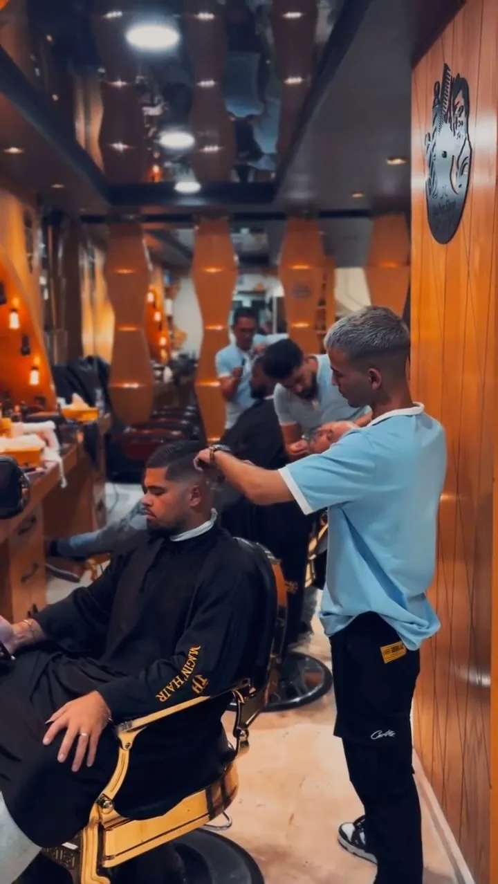 Barbier au travail dans le salon